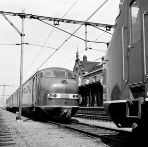 151233 Afbeelding van een diesel-electrisch treinstel DE 3 (plan U) van de N.S. te Geldermalsen.